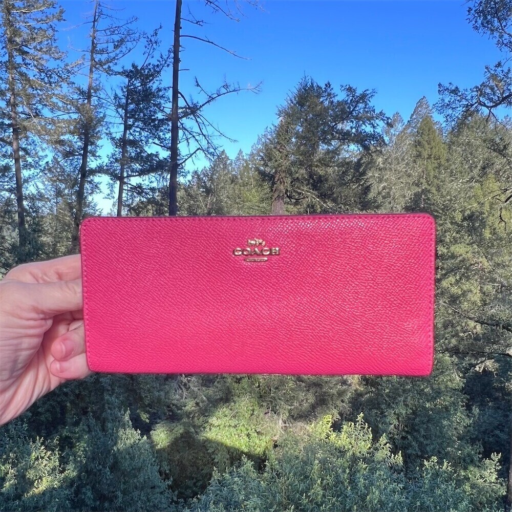 COACH Slim Bifold Wallet PINK
Crossgrain Leather with Gold Hardware AUTHENTIC